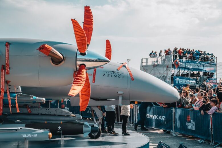 Een militaire zware-lift drone in actie, transporterend materieel op het slagveld.
